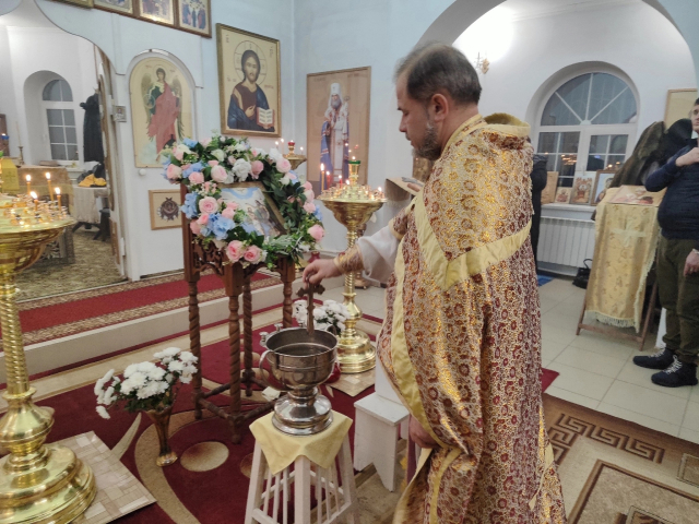 В селе Акшуат в храме Тихвинской иконы Божией Матери, в Крещенский Сочельник произошло освящение воды особенным чином