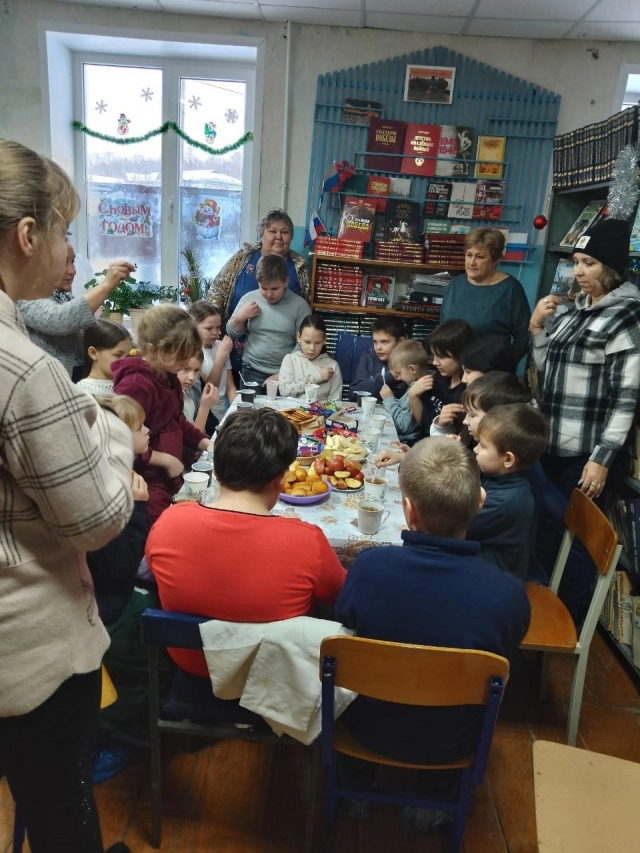 В ТОС &quot; ЗЕЛЕНАЯ РОЩА&quot; Ульяновского района стало доброй традицией каждую субботу взрослым и детям встречаться на занятиях волонтёрского православного кружка &quot;Зернышко&quot;