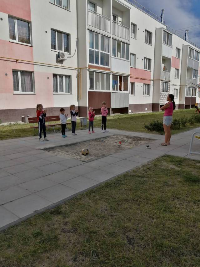 Ульяновское лето шагает по дворам В ТОС «Городок на Стрелковой» утро для ребятни началось с зарядки. Детей в новом микрорайоне Засвияжья много. Но к зарядке привыкают постепенно. Участникам сегодняшней утренней физкультурной разминки все понравилось!