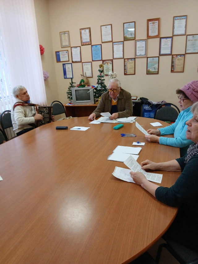 В ТОС «Дачный» в центре активного долголетия "Гармония" проходят репетиции по вокалу и развивается ум!