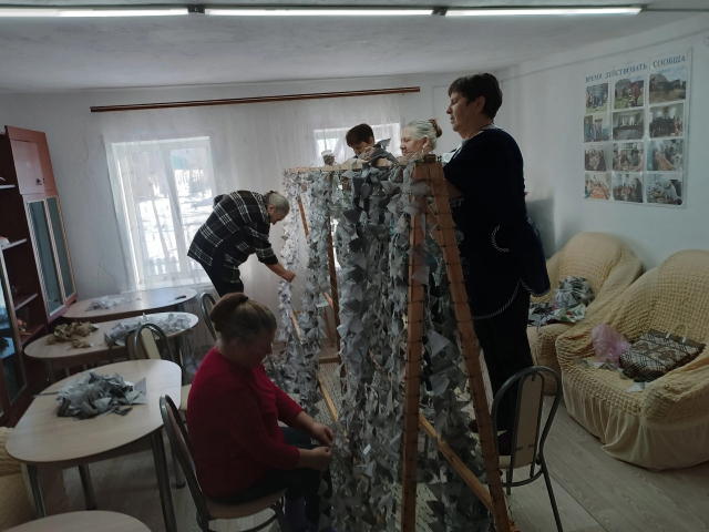 В ТОС &quot;ДVижение&quot; с. Забалуйка продолжается работа по плетению маскировочных сетей!