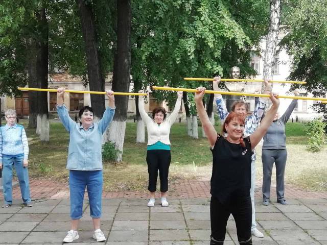 Активные жильцы домов по улице Краснопролетарской занимаются оздоровительными процедурами на свежем воздухе